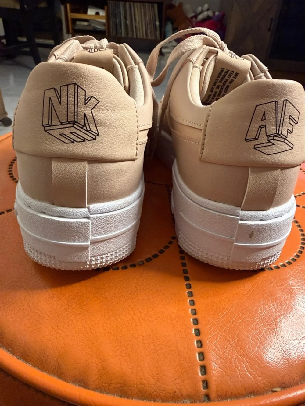 Nike Low-Top Sneakers in‎ Light Beige and White